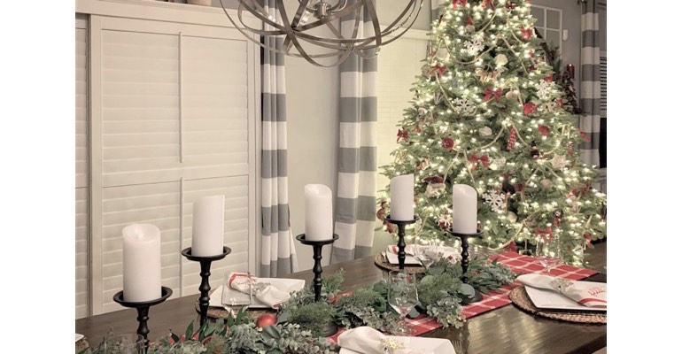 Christmas table in festive dining room. 